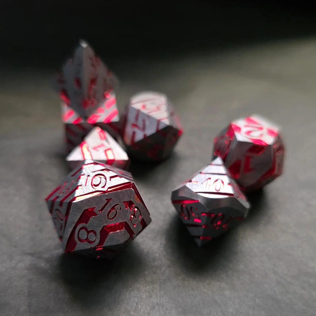 LINES - Set de 7 dés JDR en métal rouge et argenté
