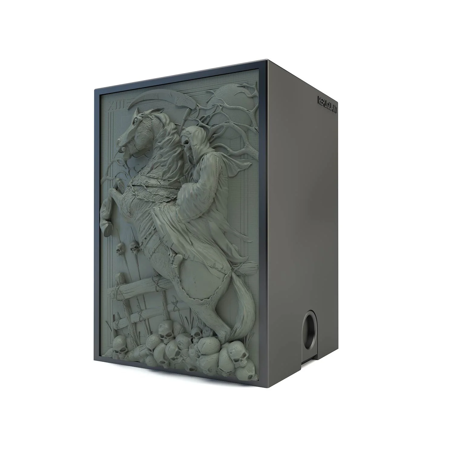 Tour à dé sculptée du cavalier de l’apocalypse. Idéal pour lancer et transporter vos dés. Vue de gauche. Vue de droite, boité fermée.