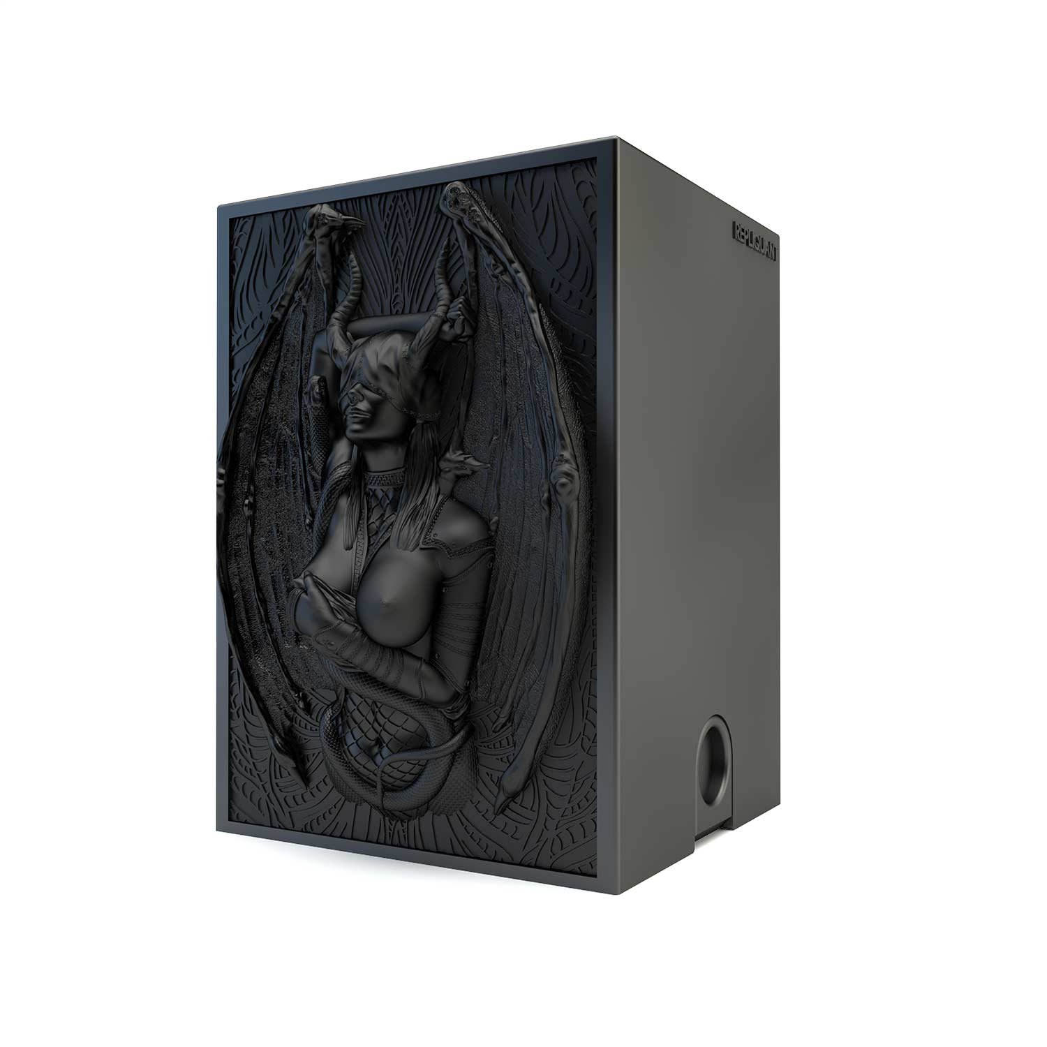 Deck box sculptée noir avec Lilith et le serpent qui lui parle. Idéal pour protéger et embellir un deck JCC, format 100+ ou 60+15. Vue de droite, boité fermée.