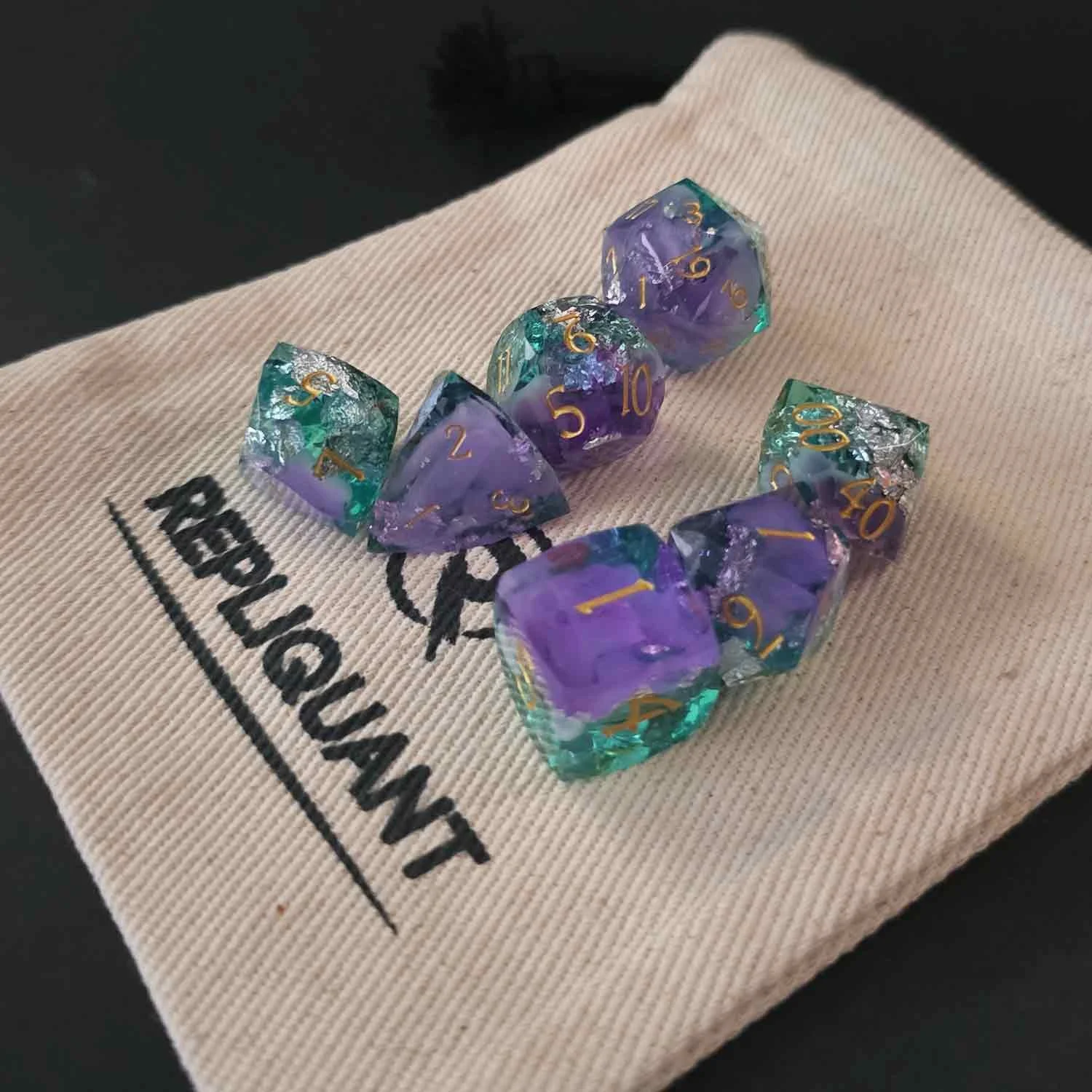 prisme-vert-violet-argent-resine-repliquant-set-des-pochon-coton-rpg.jpg
