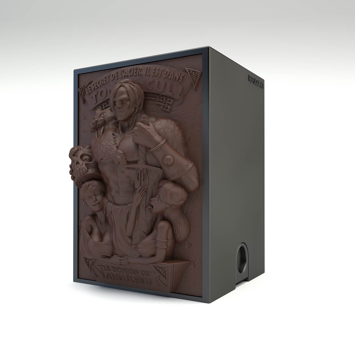 Deck box sculptée Naheulbeuk, Crom tien son épée avec un crane éclater. Idéal pour protéger et embellir un deck JCC, format 100+ ou 60+15. Vue de droite, boité fermée.