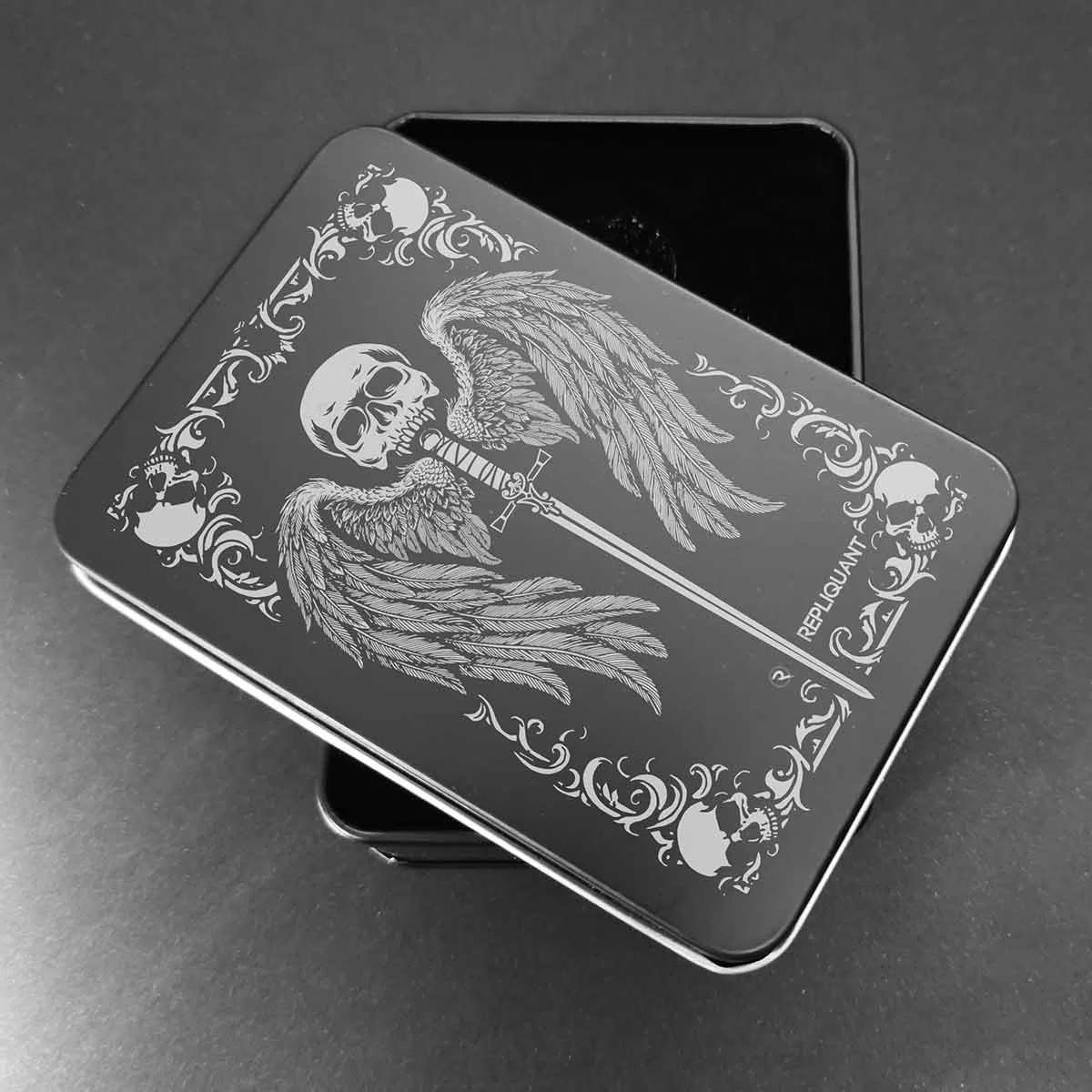 boite-dice-metallique-rectangulaire-jdr-metal-aile-crane-rpg.jpg