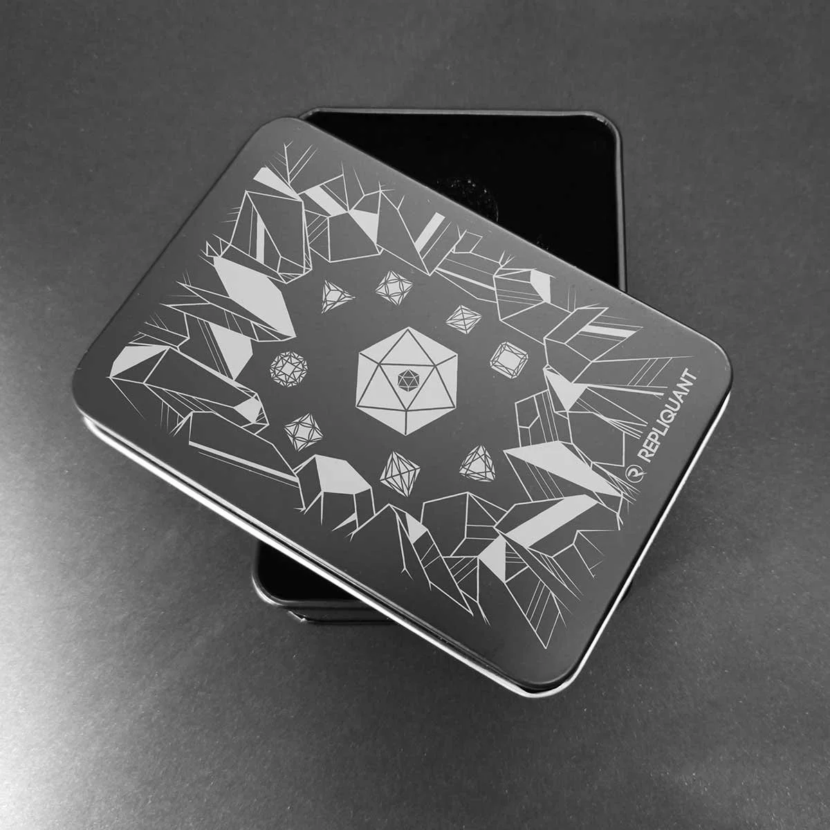 boite-dice-metallique-rectangulaire-jdr-prisme-pierre-rpg.jpg