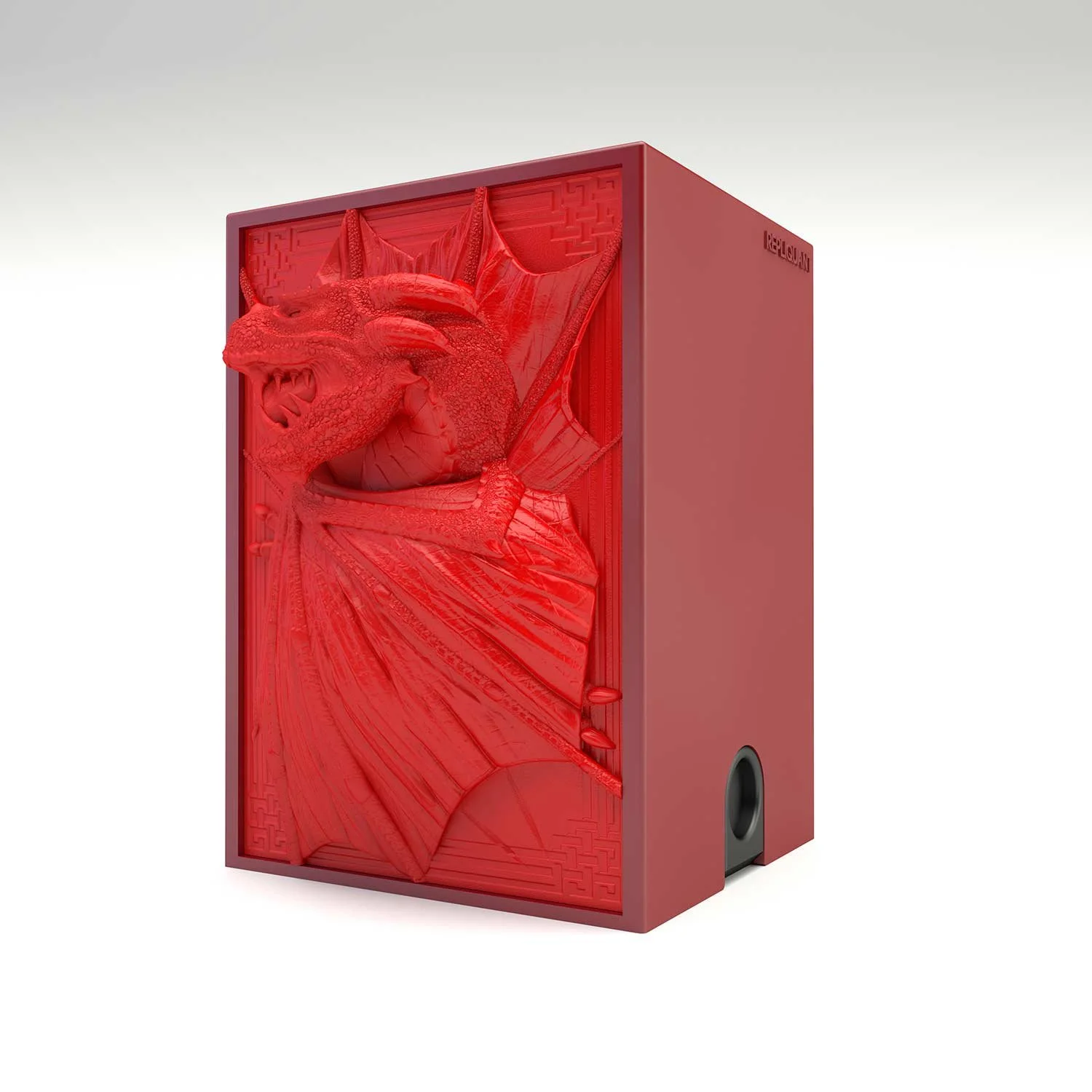 Deck box sculptée d’un dragon rouge. Idéal pour protéger et embellir un deck JCC, format 100+ ou 60+15. Vue de droite, boité fermée.