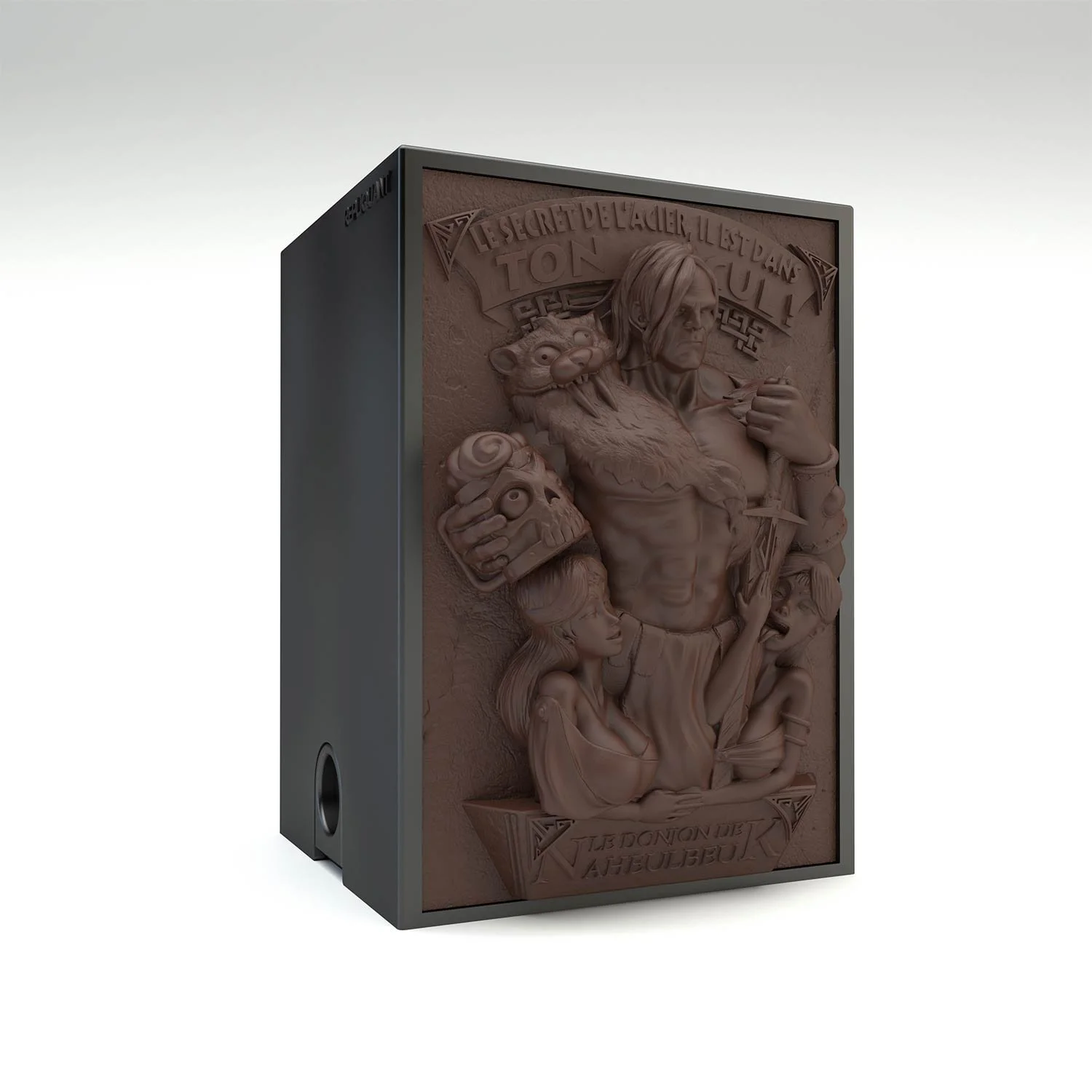 Deck box sculptée Naheulbeuk, Crom tien son épée avec un crane éclater. Idéal pour protéger et embellir un deck JCC, format 100+ ou 60+15. Vue de gauche, boité fermée.