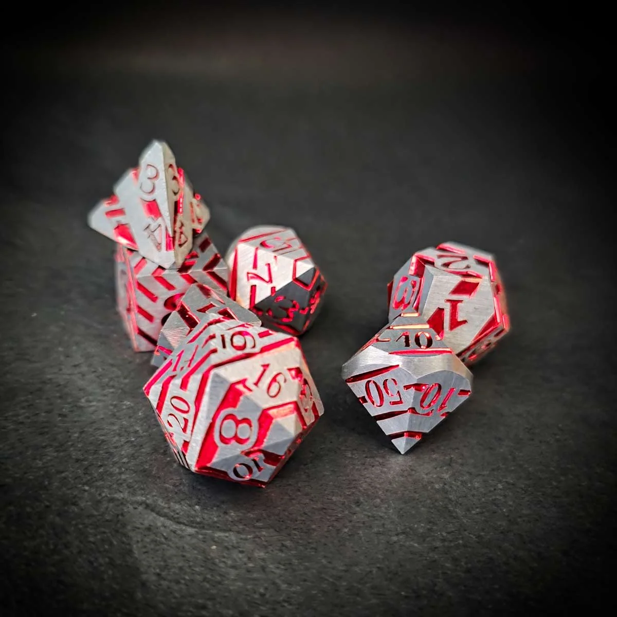 lines-rouge-cyber-repliquant-set-dices-metallique.jpg