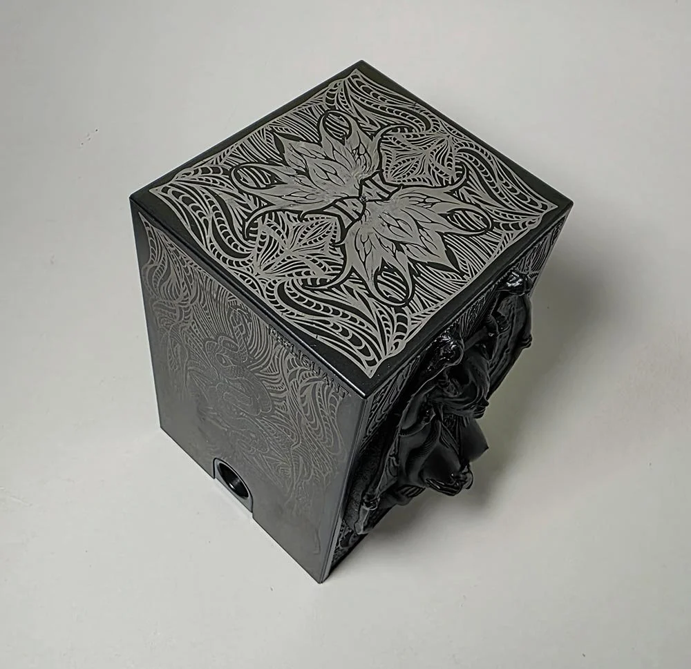 lilith-esquisse-noir-deck-box-sculpture-a-personnaliser.jpg