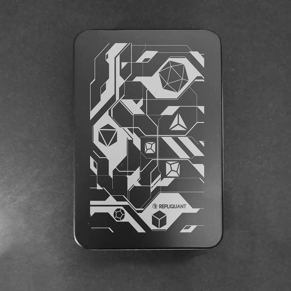 Boîte métallique à dés illustrée : Cyber