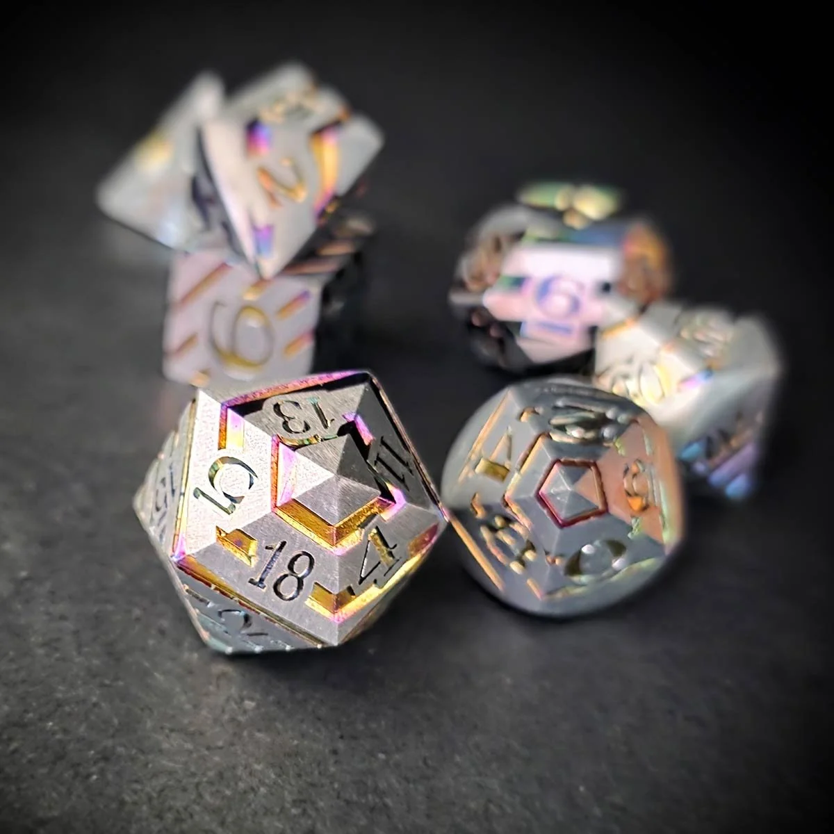 LINES - couleur : nickel et rainbow - Set de Dés JDR en métal