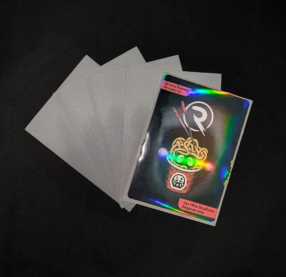 Matte-sleeves-argent-effet-foil-card-repliquant.jpg