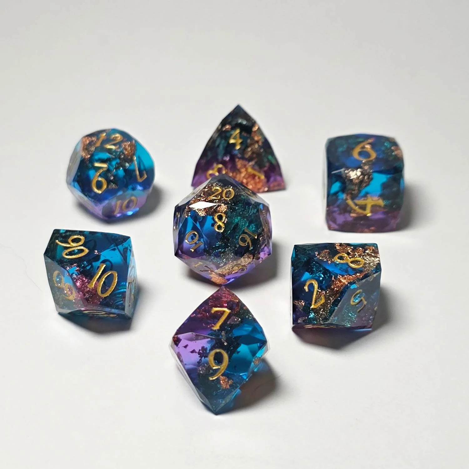 prisme-bleu-cuivre-resine-repliquant-set-7-dice-rpg.jpg