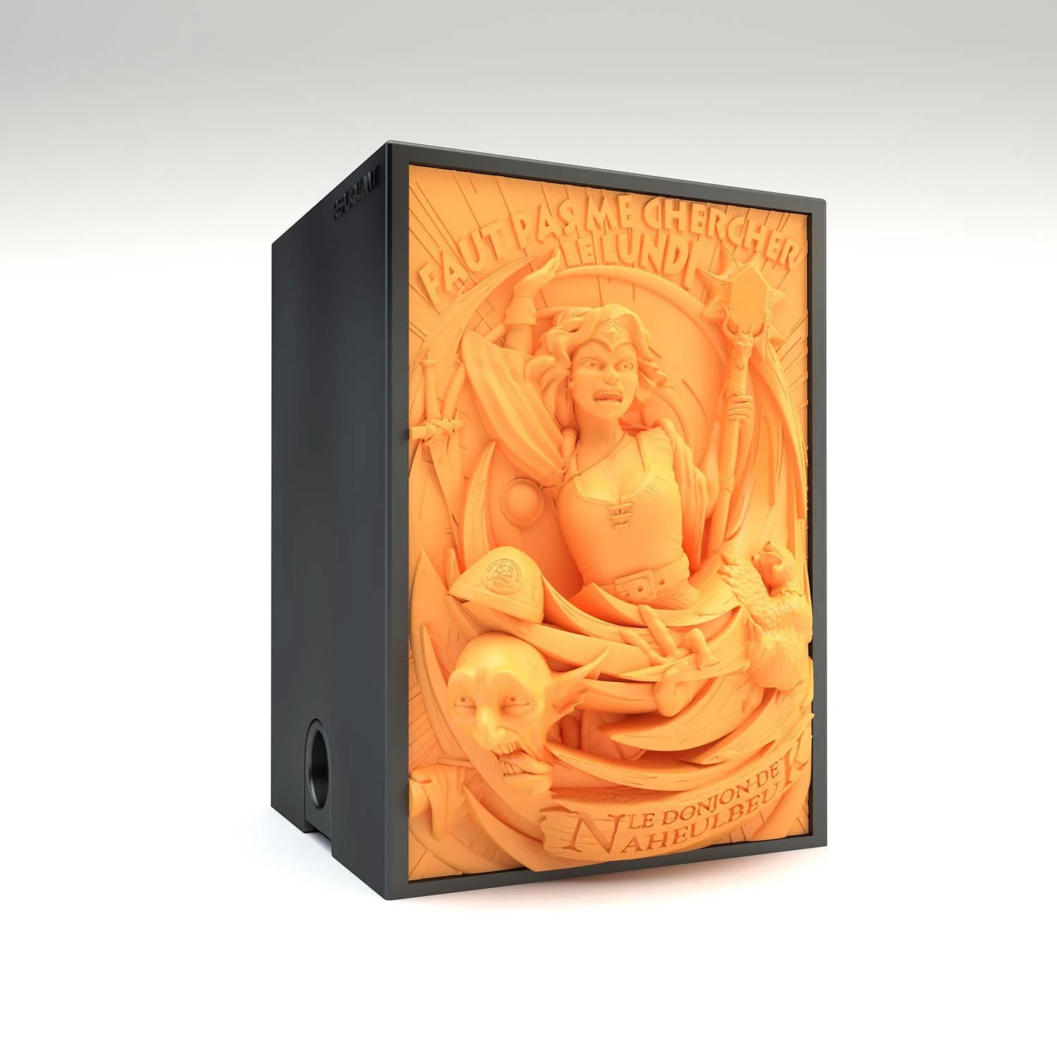 Deck box sculptée Naheulbeuk, la magicienne frappe un goblin. Idéal pour protéger et embellir un deck JCC, format 100+ ou 60+15. Vue de gauche, boité fermée.