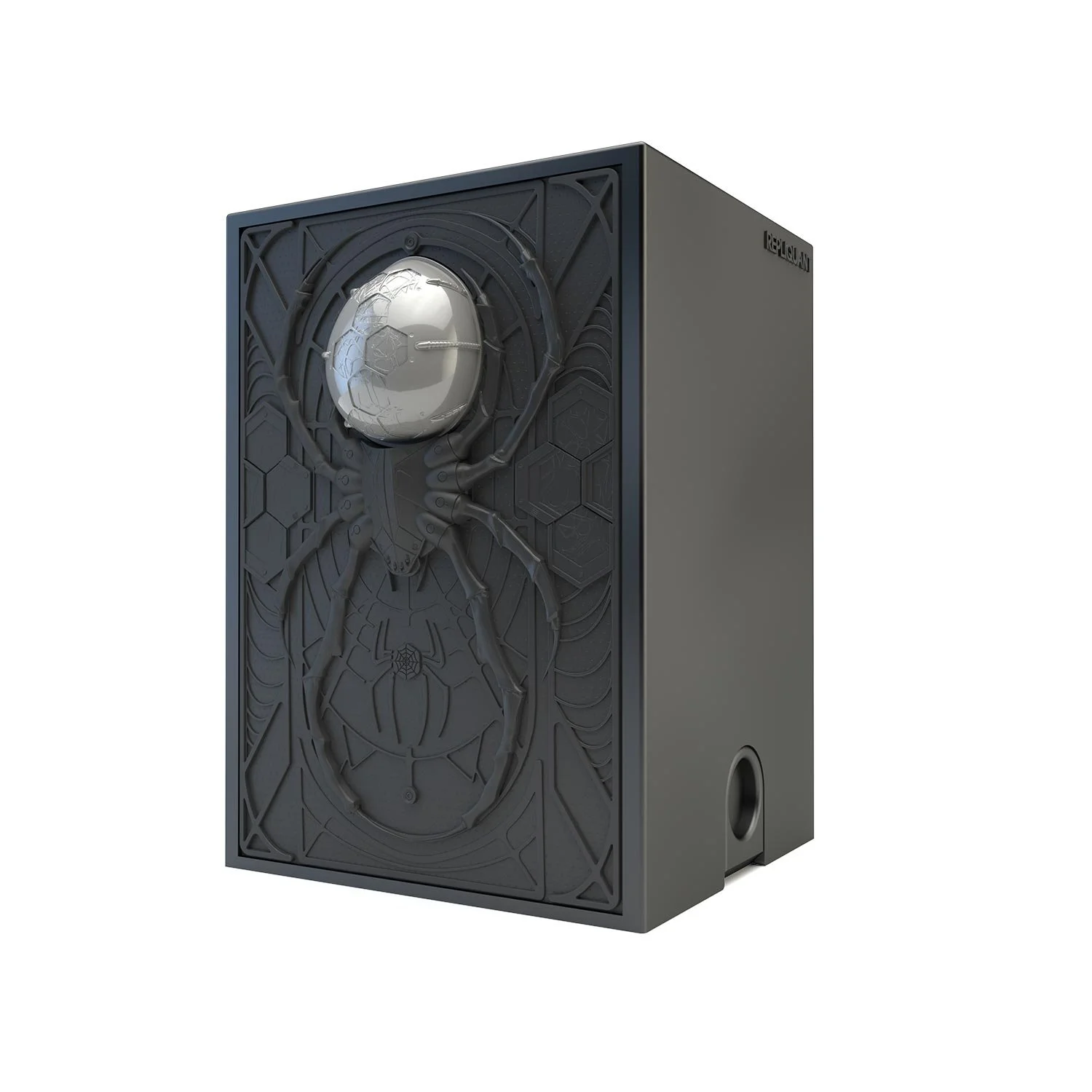 Deck box sculptée d’une araignée mécanique sur sa toile. Idéal pour protéger et embellir un deck JCC, format 100+ ou 60+15. Vue de droite, boité fermée.
