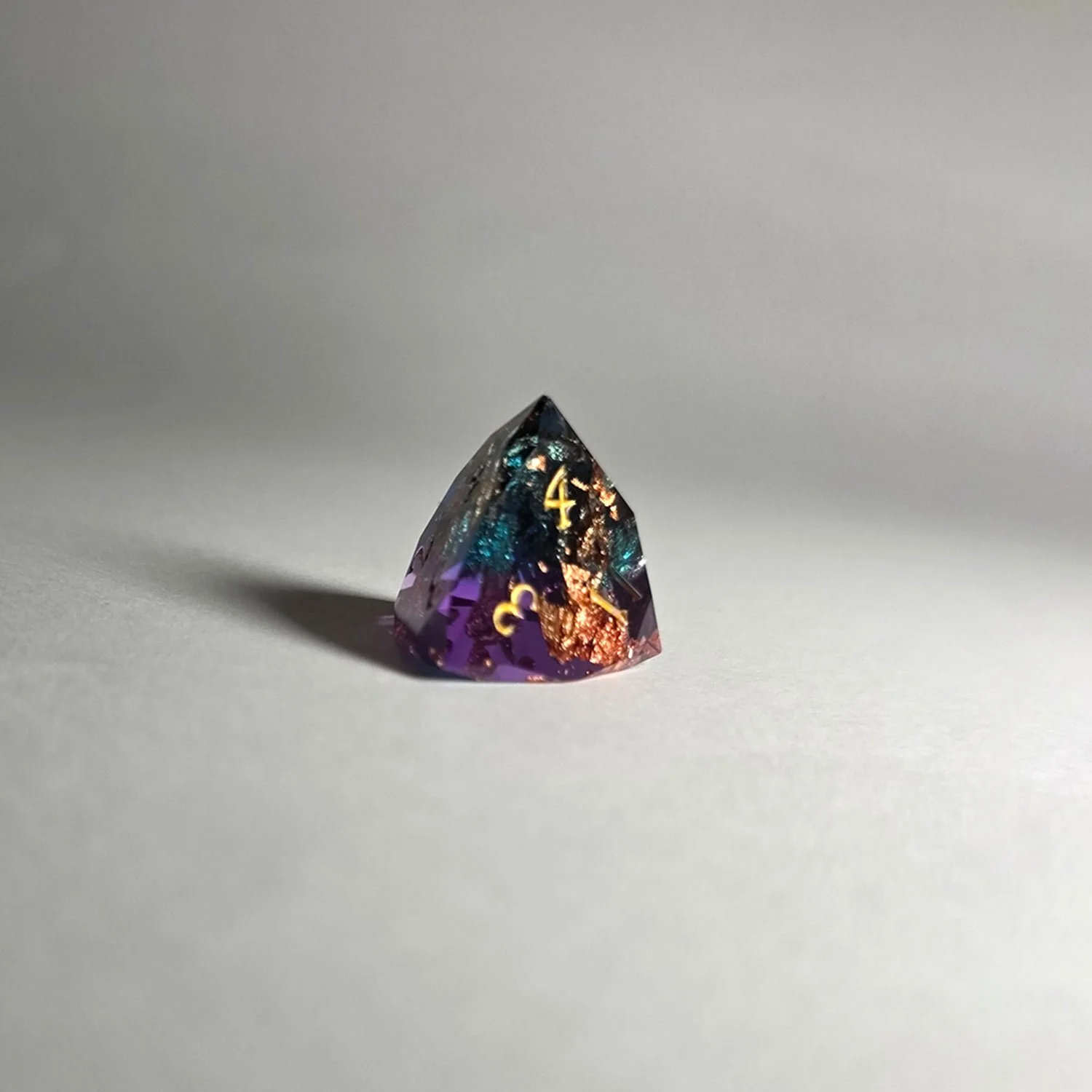 prisme-bleu-cuivre-resine-repliquant-set-7-dice-d4-rpg.jpg
