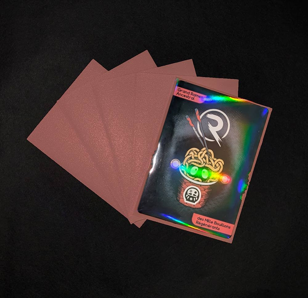 Matte-sleeves-rose-effet-foil-card-repliquant.jpg