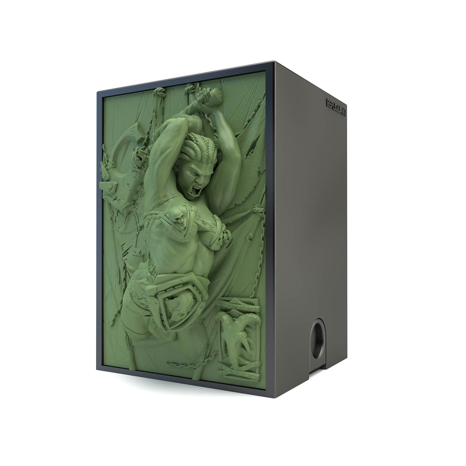 Deck box sculptée d’une furieuse guerrière orc. Idéal pour protéger et embellir un deck JCC, format 100+ ou 60+15. Vue de droite, boité fermée.