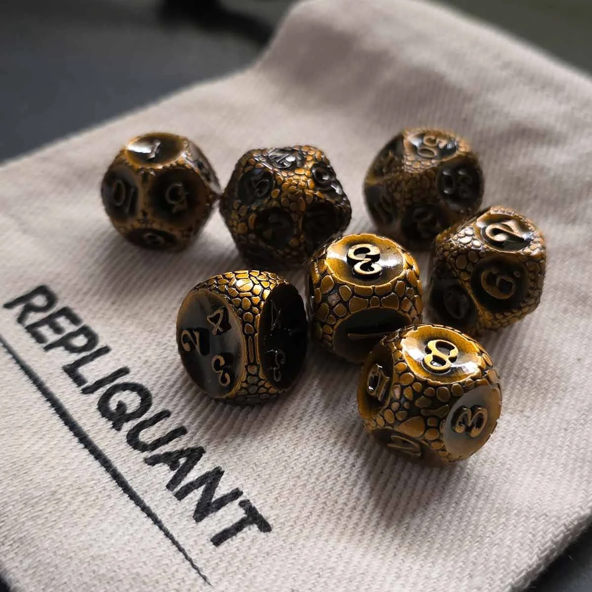boite-dice-metallique-ronde-jdr-fafnir-rpg.jpg