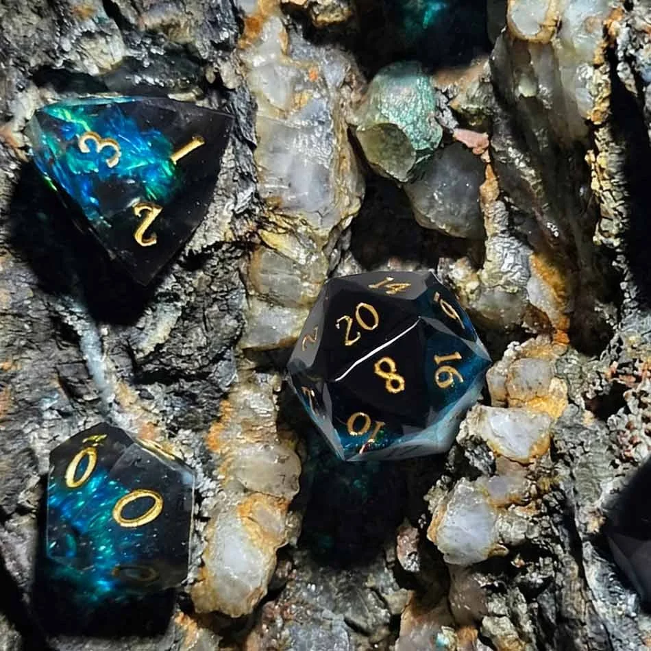 prismes-vert-noir-repliquant-dice-set-repliquant-rpg.jpg