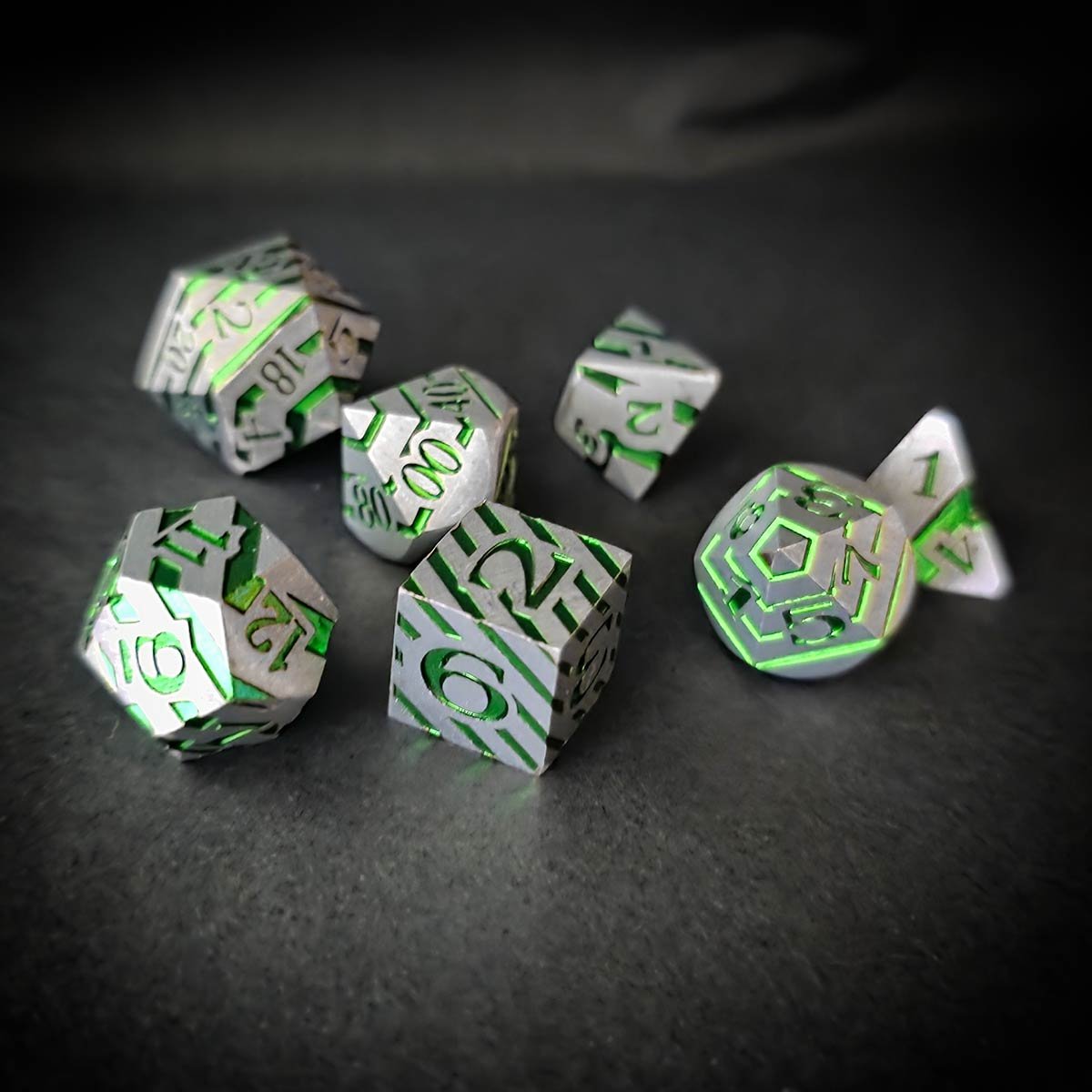 lines-vert-cyber-repliquant-set-dices-metallique.jpg