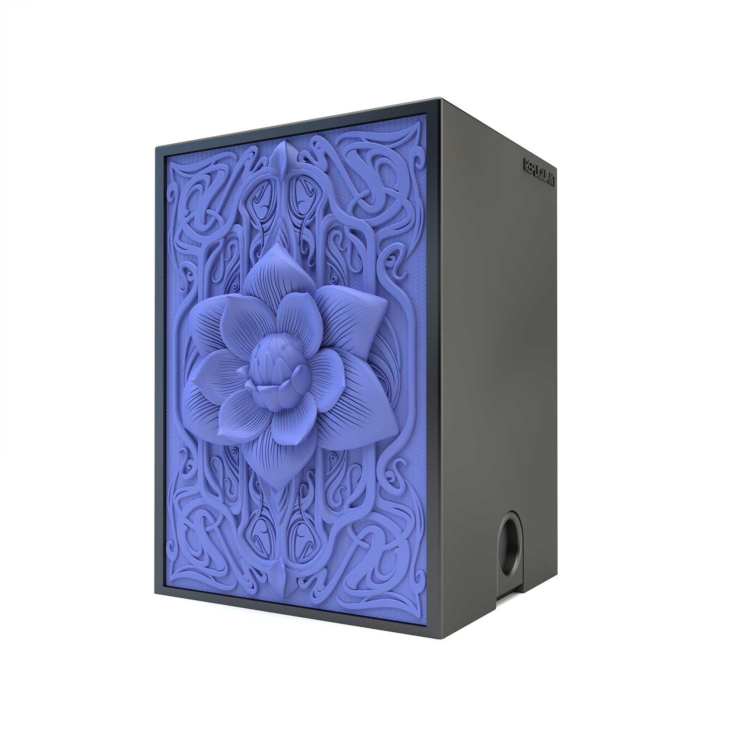 Deck box sculptée avec un lotus dans le style art déco. Idéal pour protéger et embellir un deck JCC, format 100+ ou 60+15. Vue de droite, boité fermée.