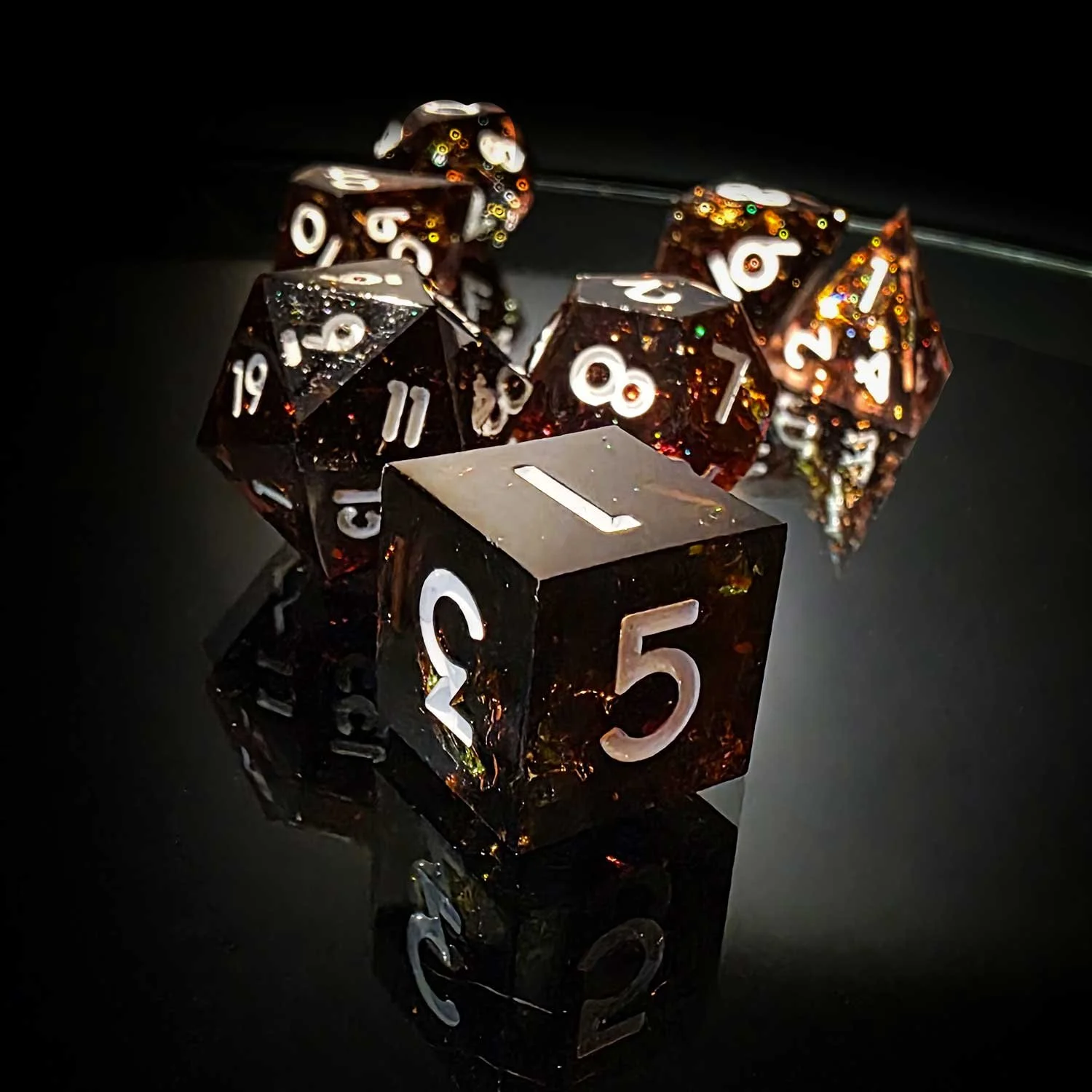 reflet-noir-or-resine-repliquant-set-jeux-de-role.jpg