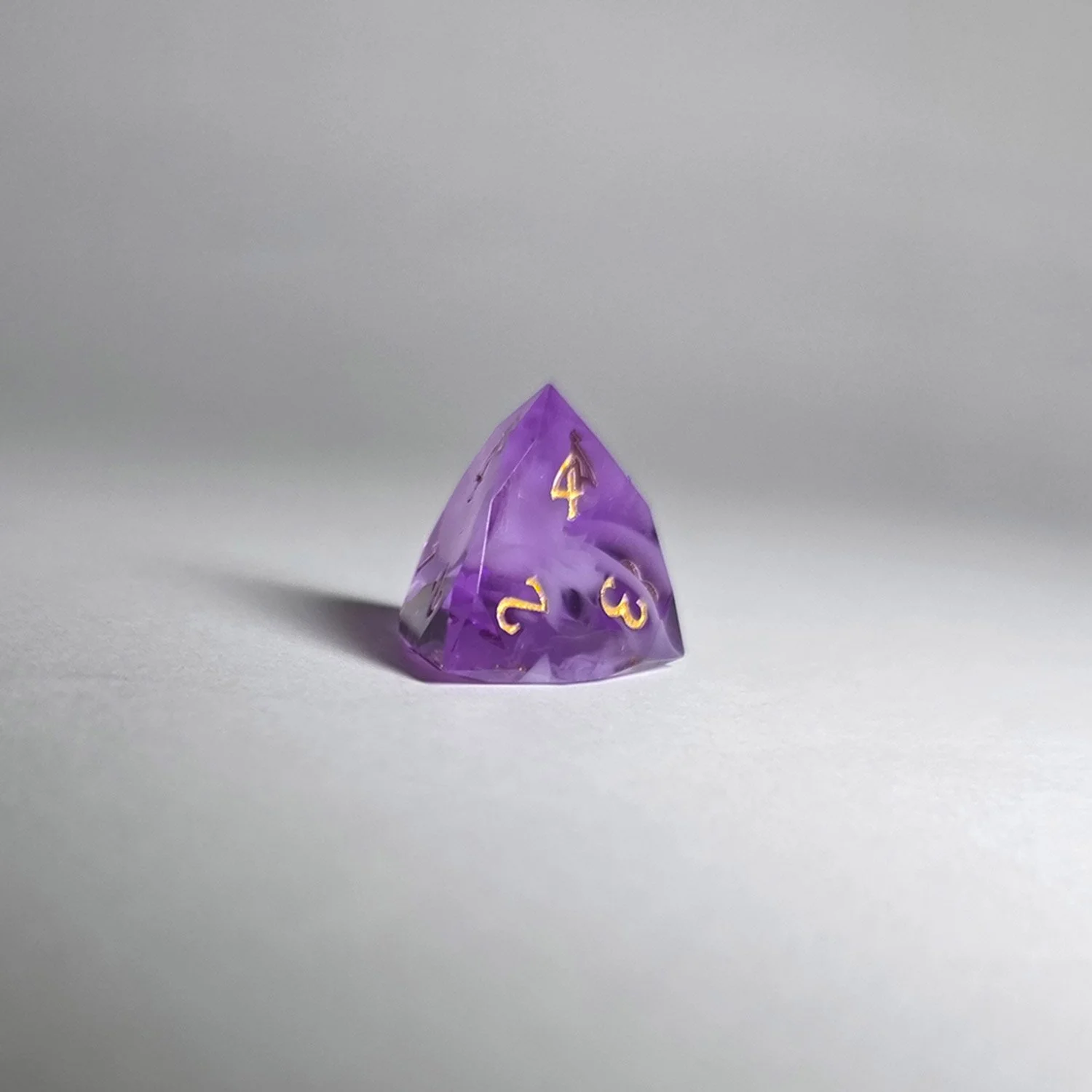 prisme-mauve-resine-repliquant-set-7-dice-d4-rpg.jpg