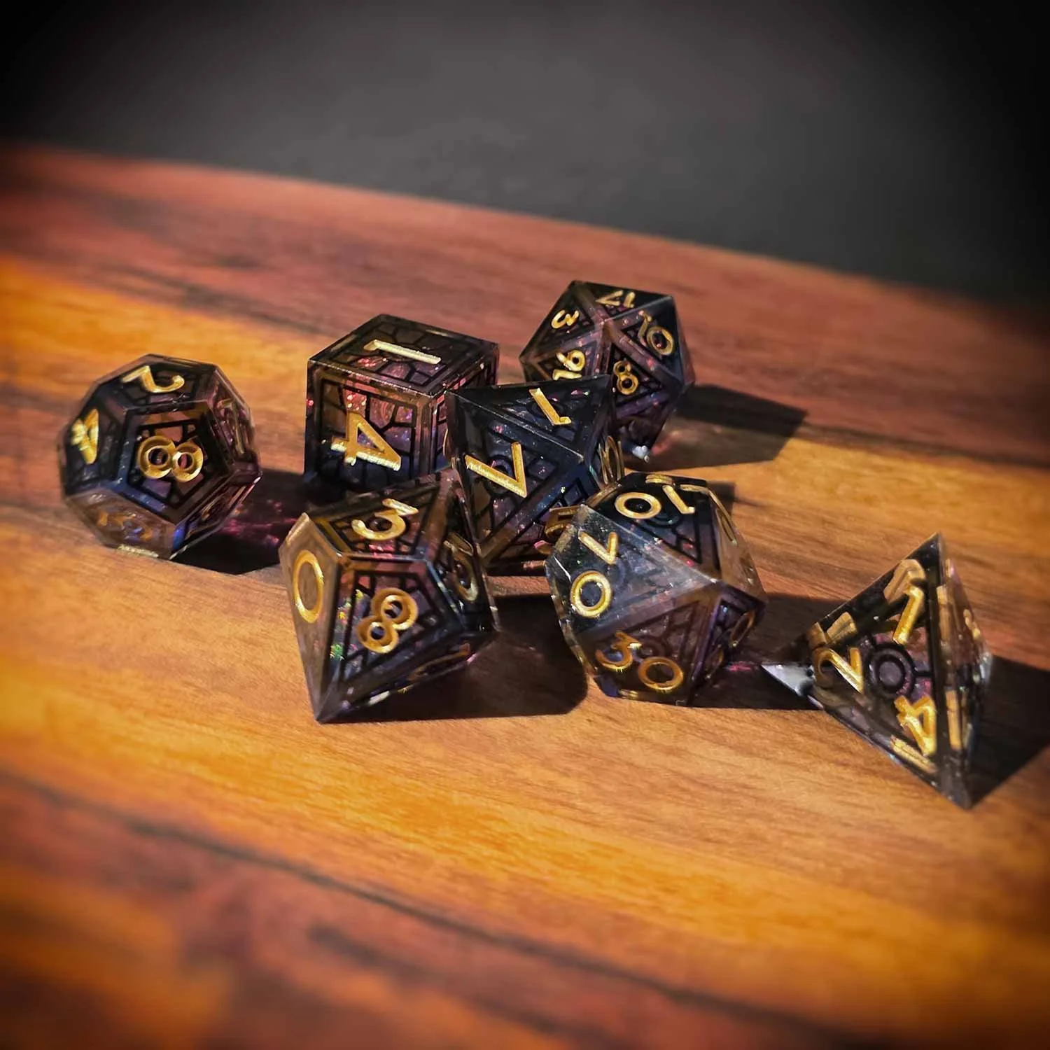virail-crepuscule-noir-bleu-rouge-resine-repliquant-set-jeux-de-role.jpg