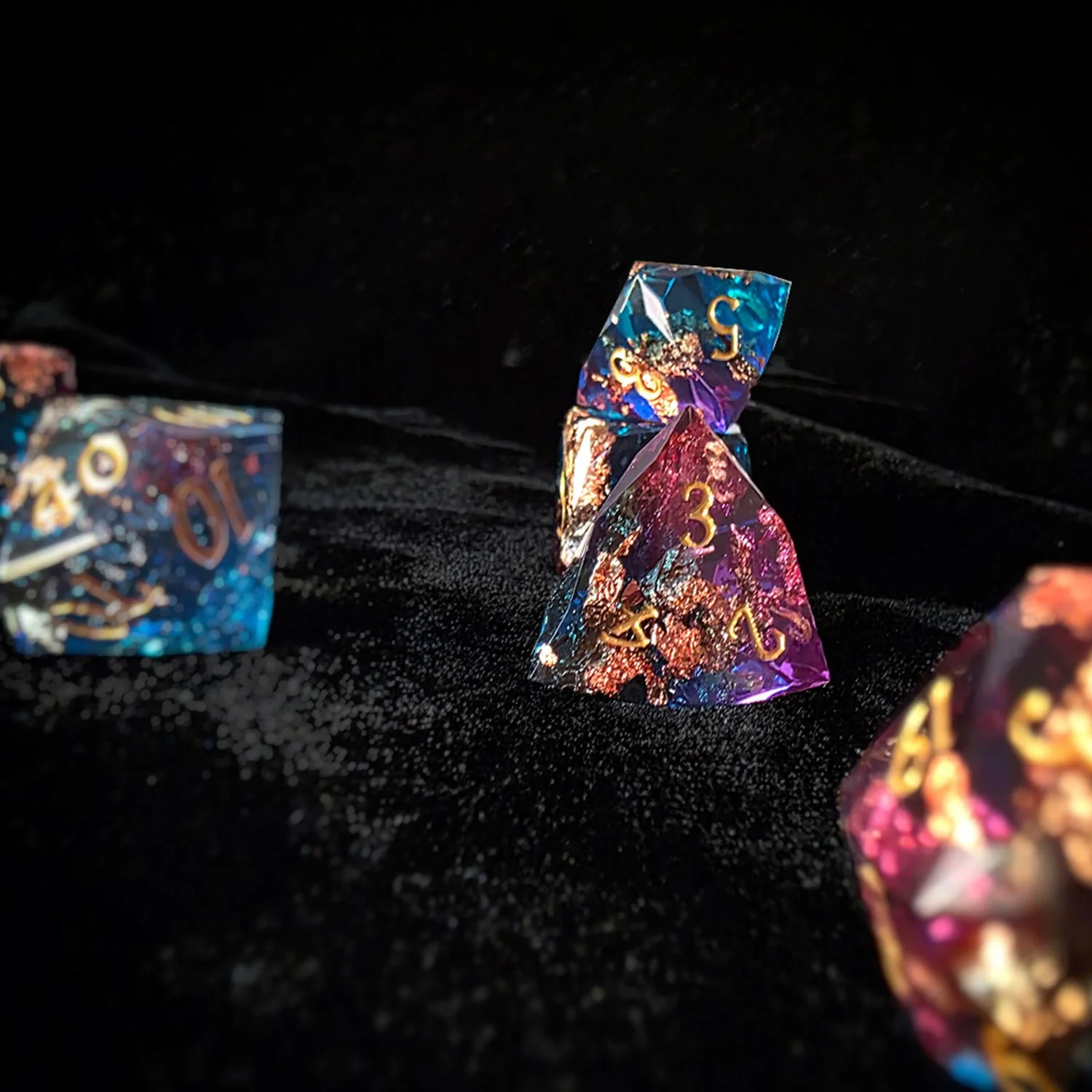 prisme-bleu-cuivre-resine-repliquant-set-des-jdr.jpg