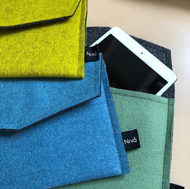 Hele mooie kleurrijke IPad sleeves, gemaakt van knipafval van @gispen de meubel producent. Geschikt voor een iPad mini. Vanaf 10.00u zijn we weer open! 
#tablet #sleeve #ipadsleeve #color #kleur #restmateriaal #upcycle #handmadeby @niva_interior #cad