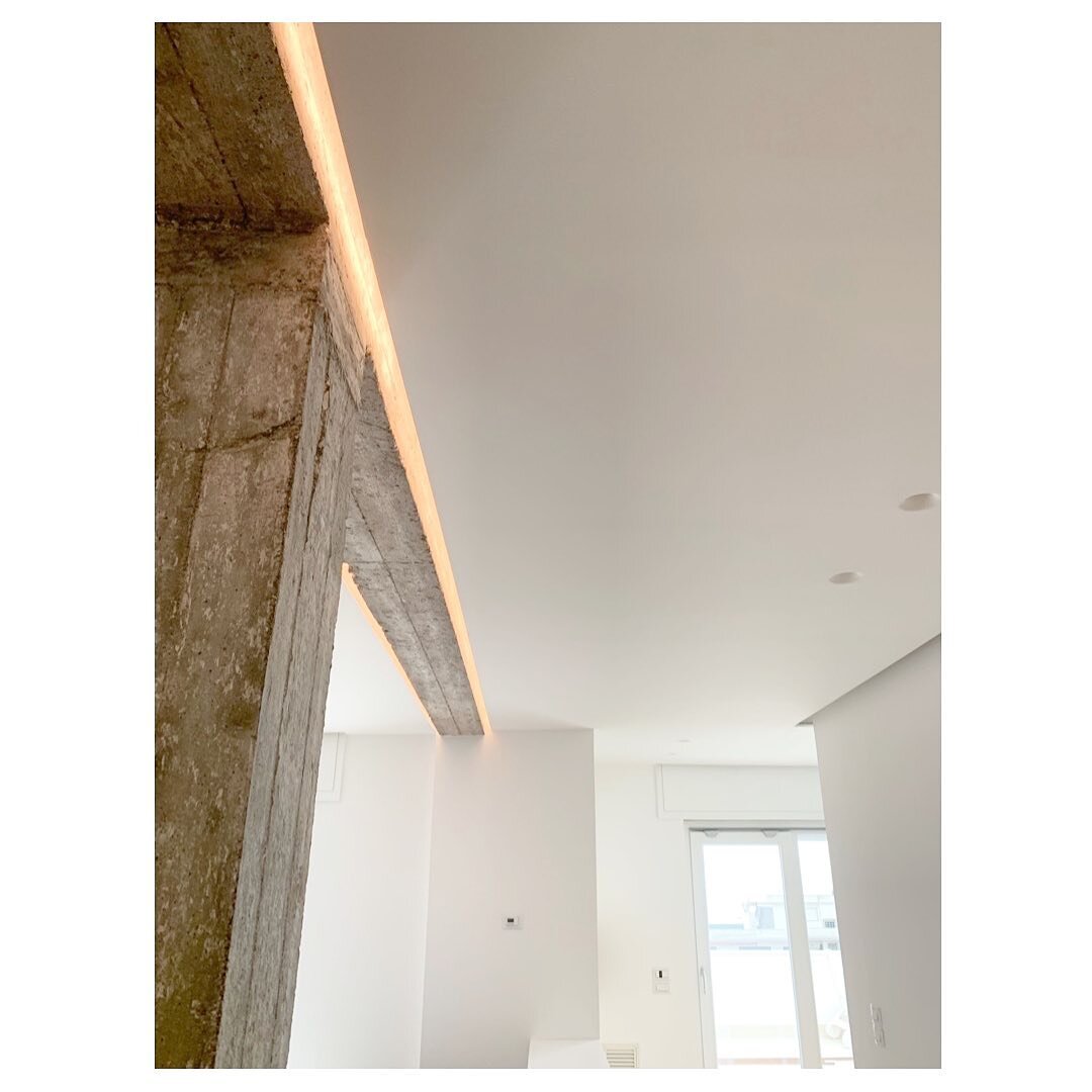 * Light up the Concrete * Design by @studio_itinerante .
.
.
#studioitinerante #architetto #arredocasa  #arredamento #interni #interiordesign #interiordesigner #interiorstyle #interiorstyling #interiorstylist #homedecor #homedesign #interiordecor #fu