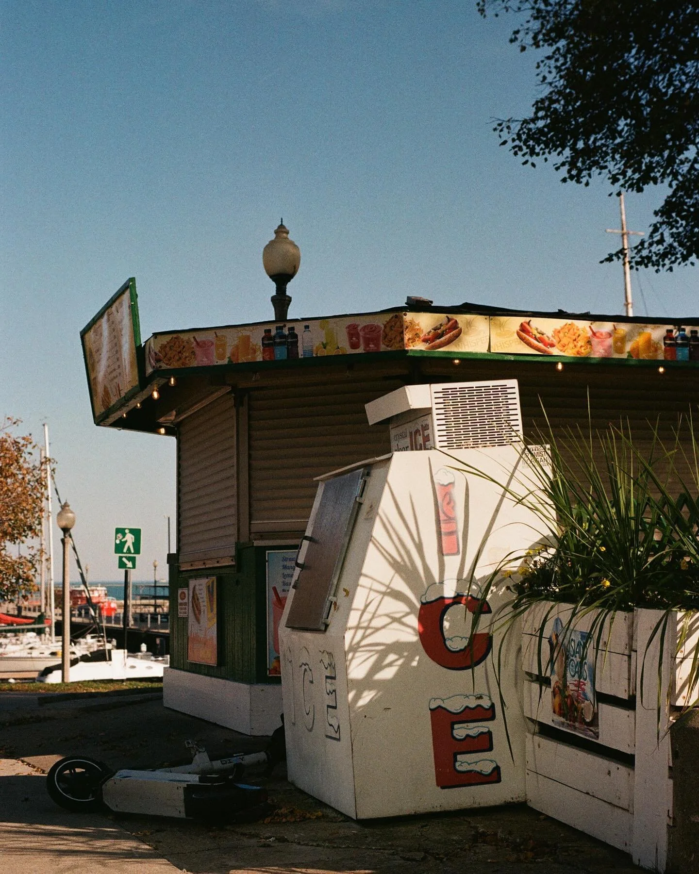 Ice

A mini series from Chicago.

Shot on @kodak gold