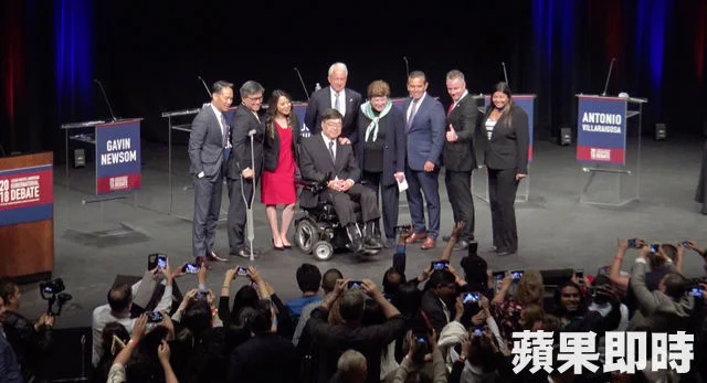 亞美政聯主席胡澤群及首席執行長Kim Yamasaki與候選人合照。張紫茵攝