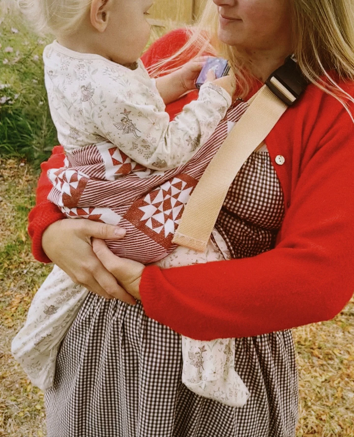 I can&rsquo;t believe I made a baby carrier! 😱 Such an honor to be a pattern tester for @choosemade ! Pattern is available now! Carrying an 18 month old has taken a toll on my arms and this carrier helps so much! Nothing too complicated because she 