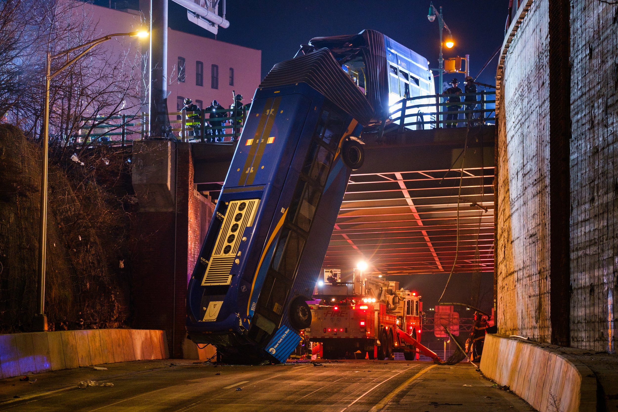  January 15th, 2021 - Bronx, NY: An MTA articulated bus split itself nearly in half after it veered off the University Ave. overpass when it overshot the ramp onto the Washington Bridge to Manhattan, most likely due to speed, and left seven people in