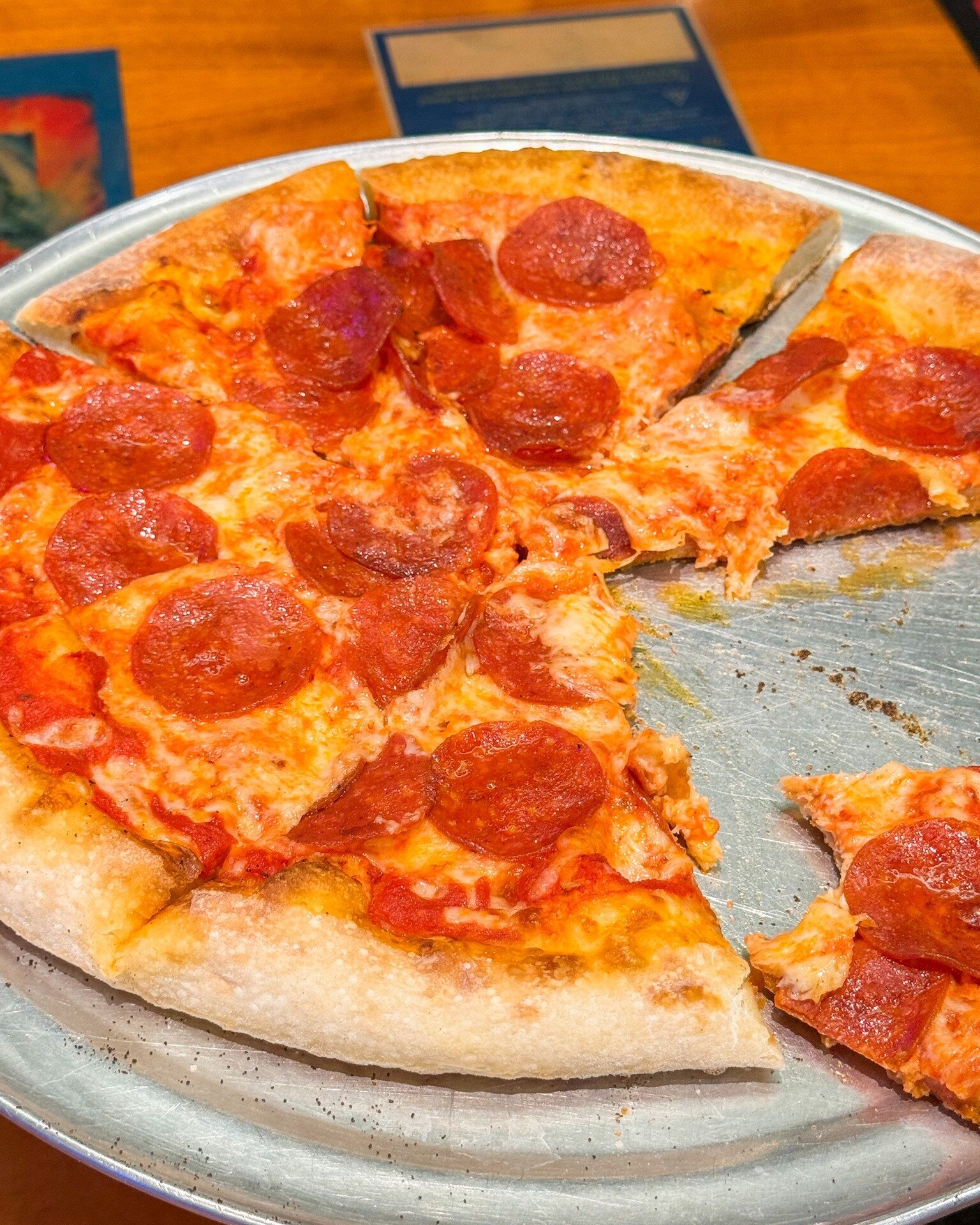 Pizza lovers, we've got a slice with your name on it, waiting for you at the Shark Pit Bar &amp; Grill. 
.
.
.
#spacecoast #cocoabeach #cocoabeachdining #spacecoastfood #diningincocoabeach #capecanaveral #melbournefl #lovefl #florida #margaritas #goo