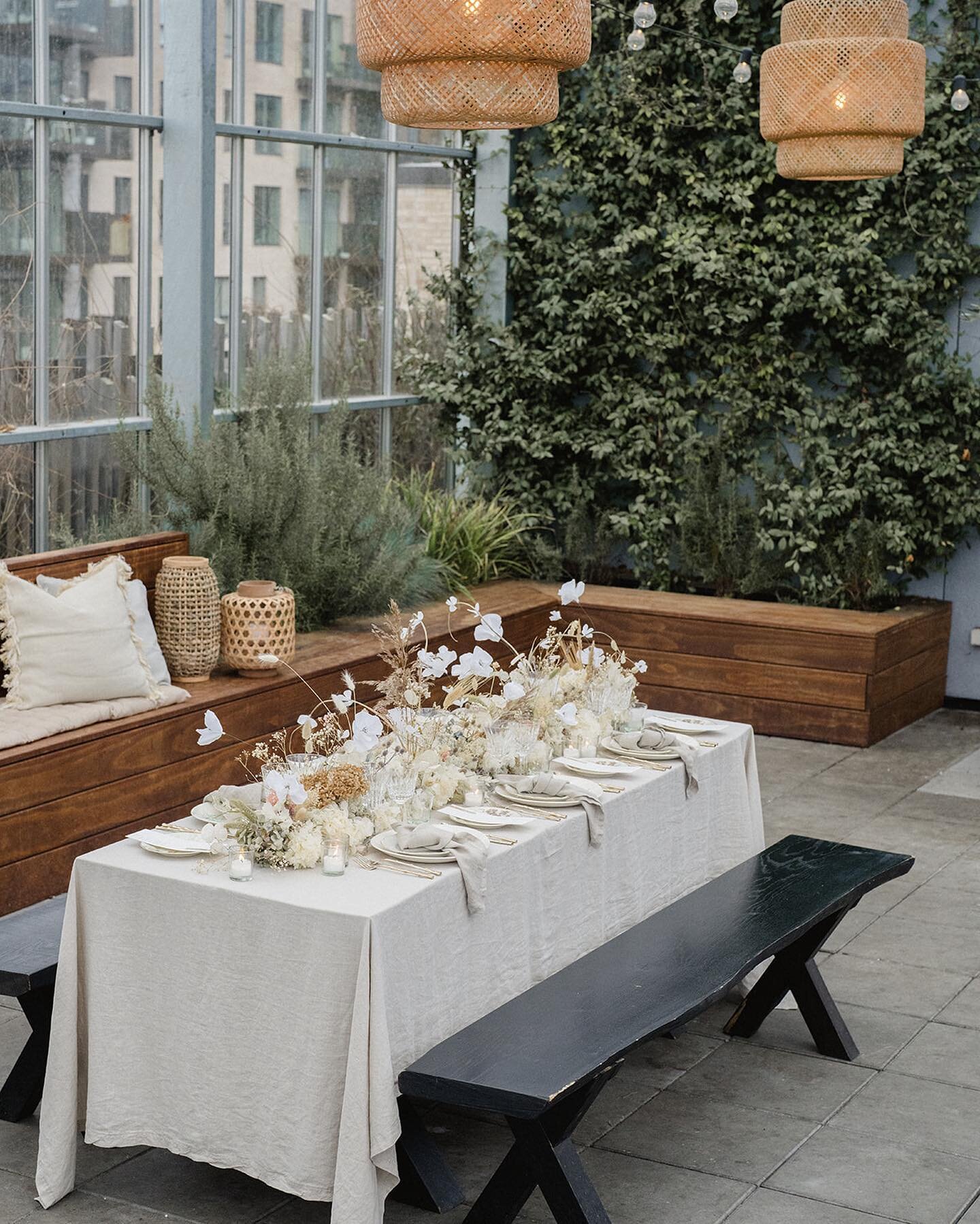 Welcome to our rooftop greenhouse oasis ✨ where each element, from the dreamy floral runner to the delicate botanical tableware and bamboo-patterned gold cutlery, narrates a tale of romance and natural charm 🌿💖 Crafted with love, styled for enchant