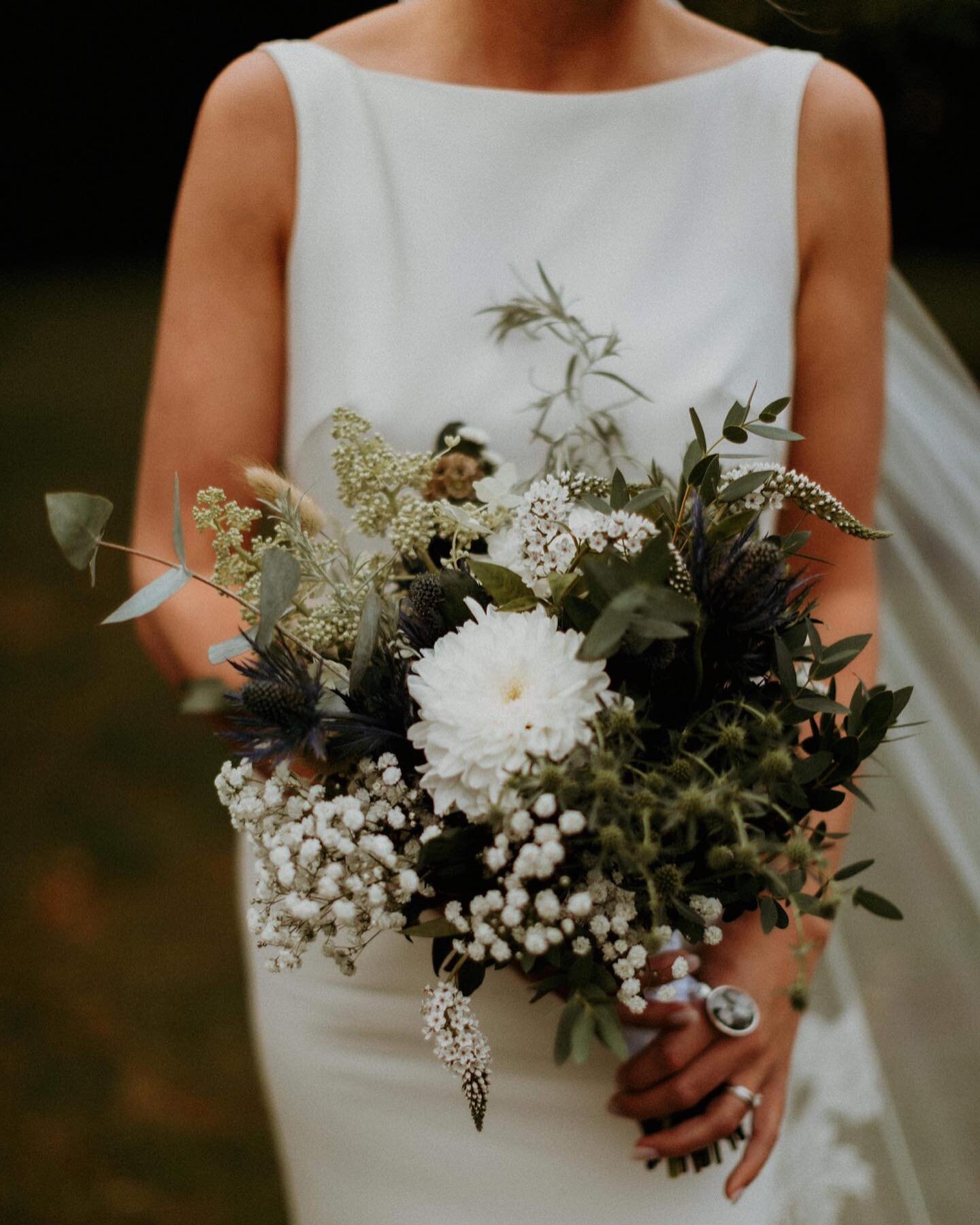 Embracing the beauty of imperfection with this wild, unstructured bouquet in ethereal whites and greens 🌿👰 #wildbeauty #unstructuredelegance

Wedding bouquet and memory charm: @whisperingvintage 
Photography: @carolinasegre 
Wedding dress: @jesperh