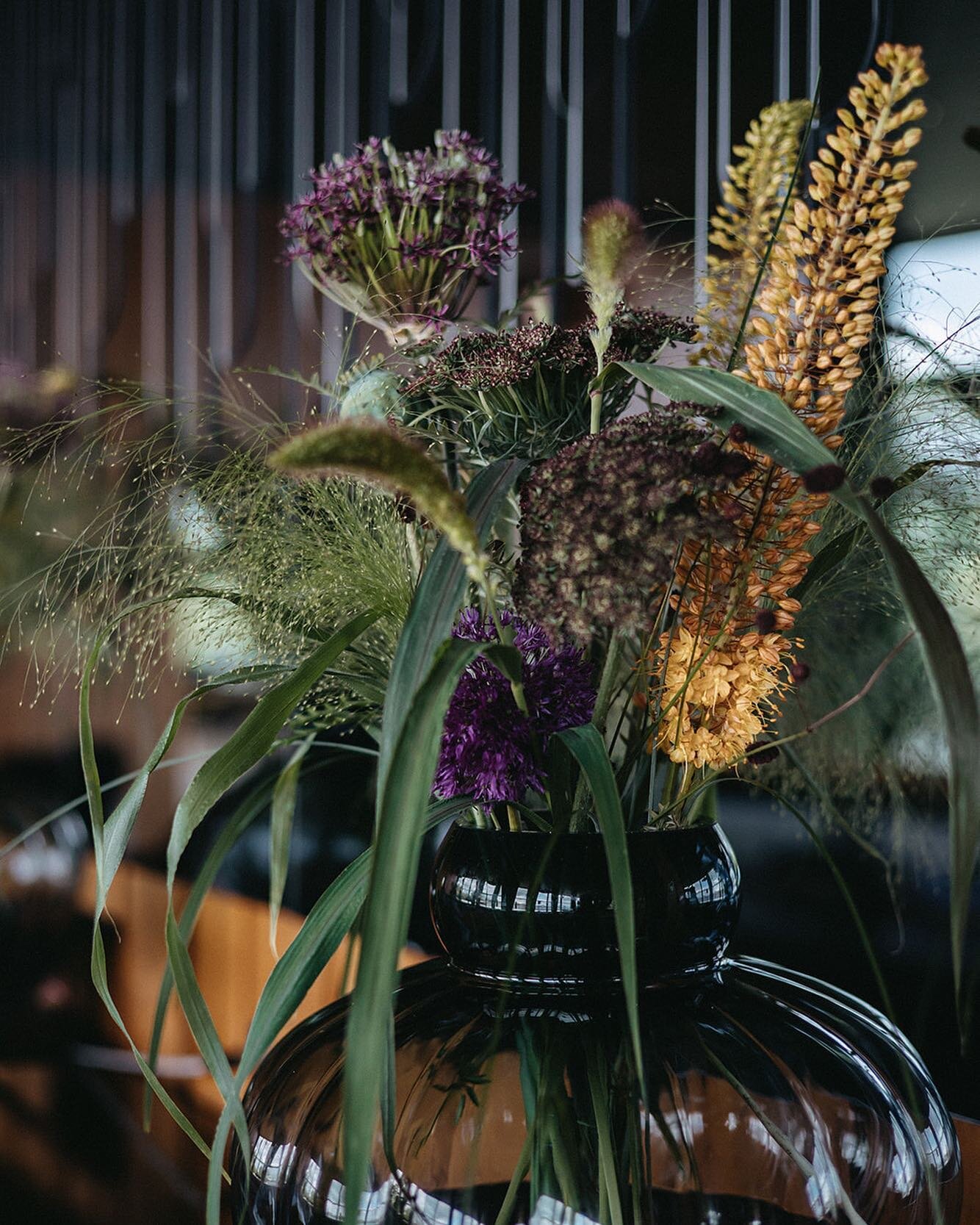 Embracing nature&rsquo;s hues and the sculptural beauty of grass, in this arrangement featuring lush greens, soft purple and yellow. 🌿💜💛

Floral design: @whisperingvintage 
Photography: @moniquemaarschalkphoto