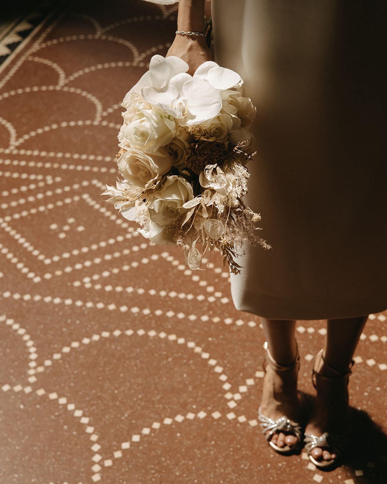 A quiet moment before the &lsquo;I do&rsquo;&hellip; 🤍

Wedding bouquet: @whisperingvintage 
Photography: @moniquemaarschalkphoto