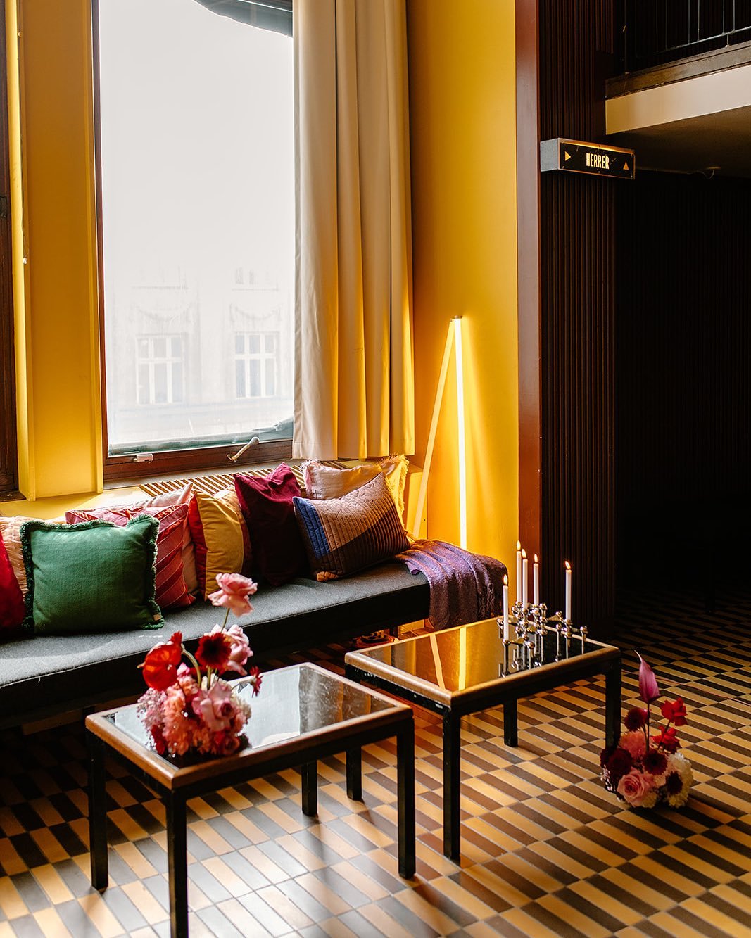 Yes, it&rsquo;s Monday, but who says we can&rsquo;t linger a little longer? 🛋️Let&rsquo;s lounge and ease into the week. 🌸✨

Styling &amp; floral design: @whisperingvintage 
Photography: @moniquemaarschalkphoto 
Venue: @vegaeventscph