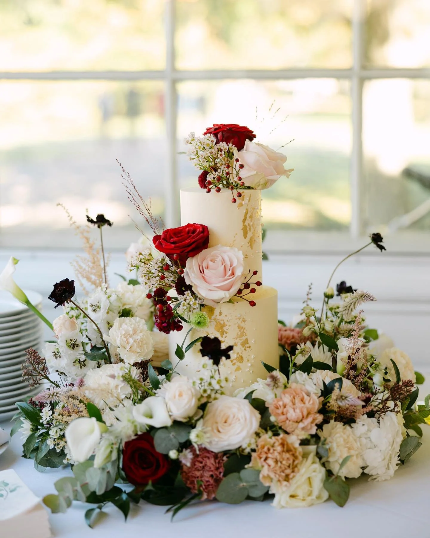 Here&rsquo;s a little sneak peek at the lush floral cake meadow we created, perfectly framing the stunning wedding cake by @torte_cph for Annalisa and Abhisek&rsquo;s special day. ✨

Floral design: @whisperingvintage 
Wedding cake: @torte_cph 
Photog