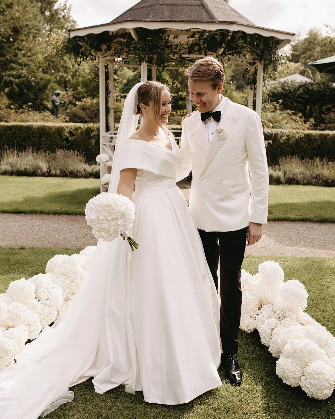 STINE &amp; ANDREAS 🤍🤍🤍

Floral design and ceremony styling: @whisperingvintage 
Makeup and hair: @tine_ohhhellostudio @ohhhello_wedding 
Photography: @moniquemaarschalkphoto
Venue: @kglhaveselskab