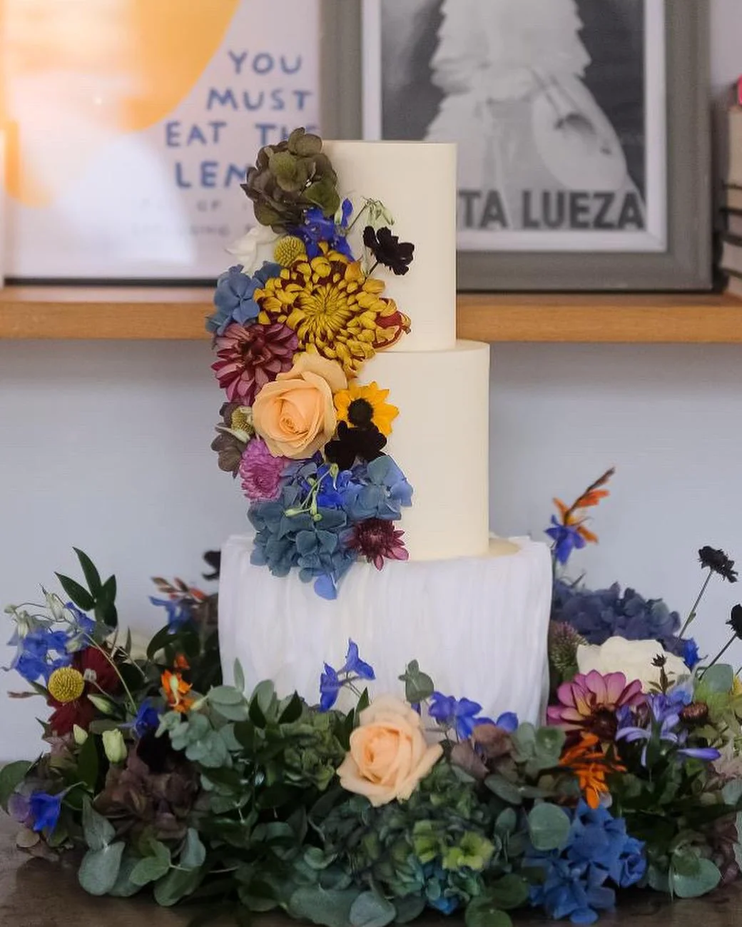 Celebrating the perfect harmony of flowers and frosting! 🌸🎂 It&rsquo;s always a delight to team up with the talented @torte_cph , and Elinor @elinorbarker and Casper&rsquo;s wedding was no exception. I had the pleasure of creating the floral meadow