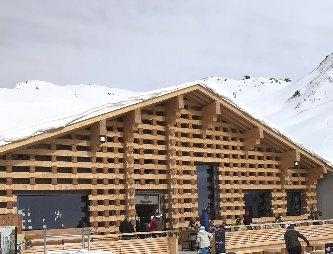 Motta Hütte im Skigebiet Lenzerheide, Rothorn-Seite. Das Foto entstand an einem anderen Tag (Foto ©Tom Pellny)