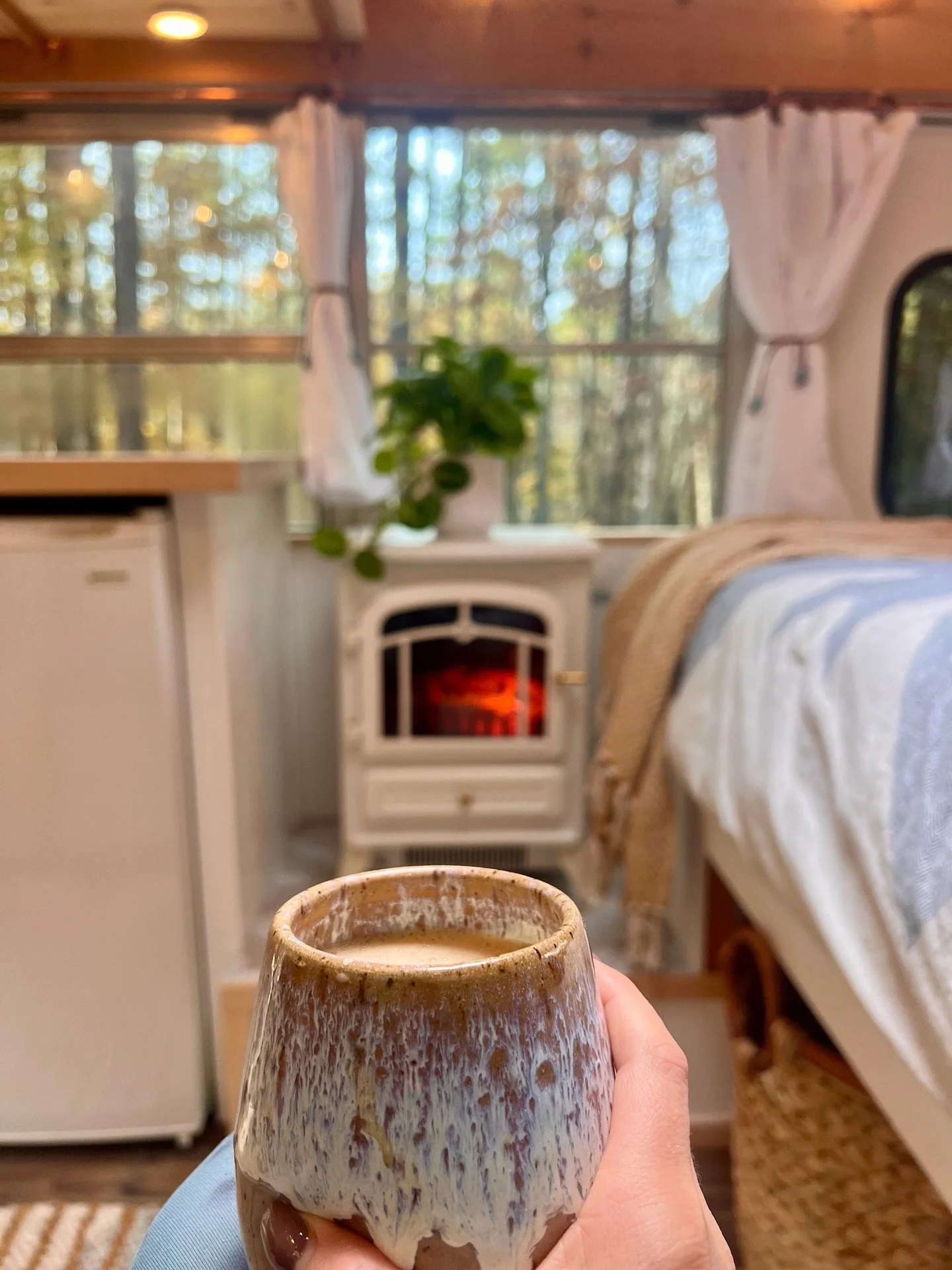 All the cozy vibes in &ldquo;Mystic&rdquo; the Mini Bus Cottage from Tiny Haven ✨☕️🧡

This adorable tiny home is available for sale at www.tinyhavenliving.com/mystic

#tinyhouseairbnb #tinyhouseforsale #minibusconversion #skoolielife #tinyhavenlivin