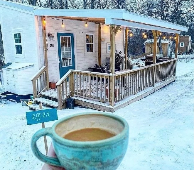 Flashback to tiny homes in the snow ❄️🏡 In our line of work, we are always paying attention to the weather. When we were running our tinys as rentals, winter weather was especially something to pay attention to. We had some great guests who stayed w