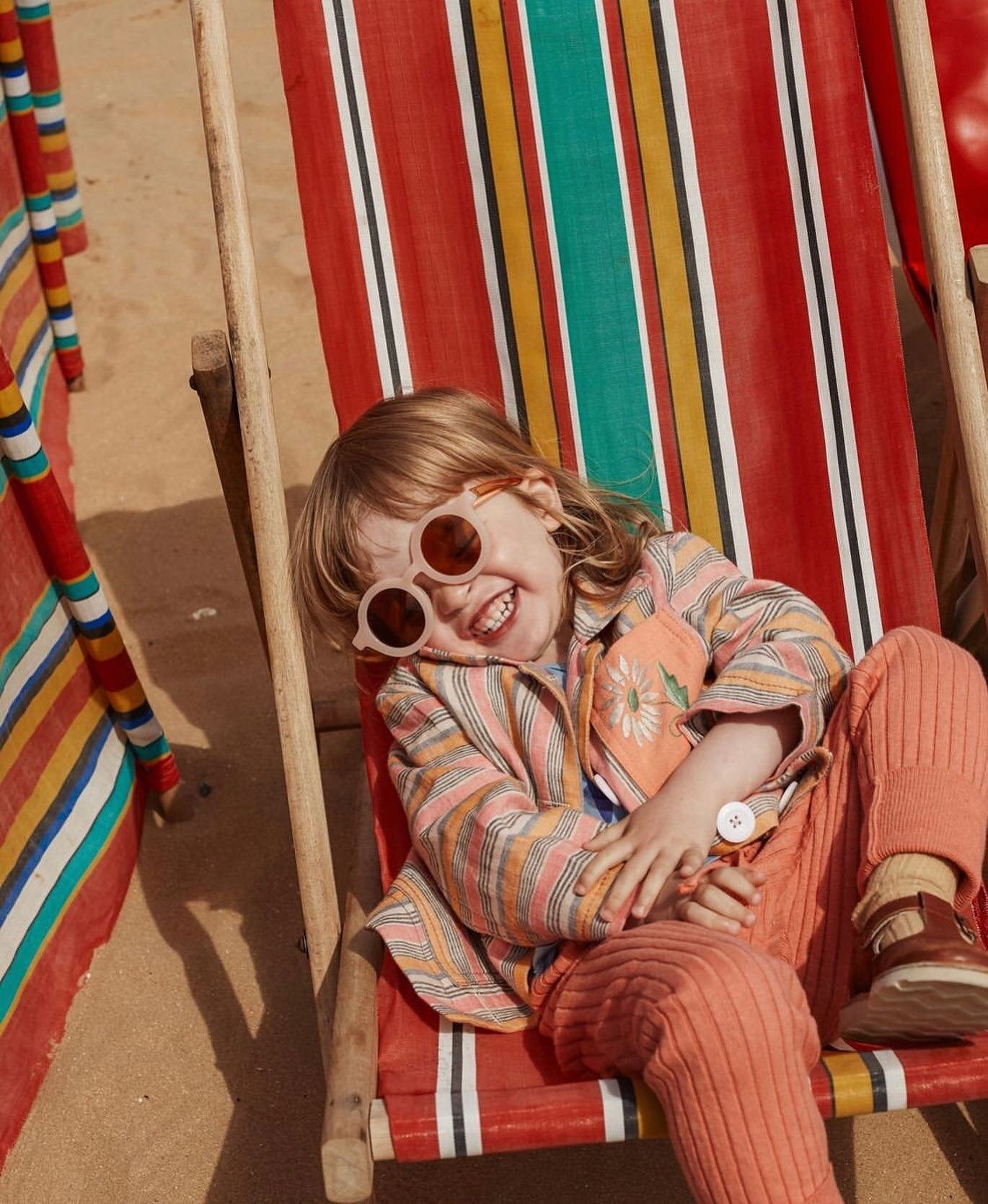 How cute is this photo?!
Our sunglasses in blush brilliantly captured in the new @chapter.clothing shoot 🖤

 📷 by @leoniefreemanphoto 

We have these sunglasses in 6 colours available online, all with UVA + UVB protection.