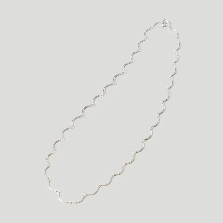 Maslo Scallop Necklace Silver 01.webp