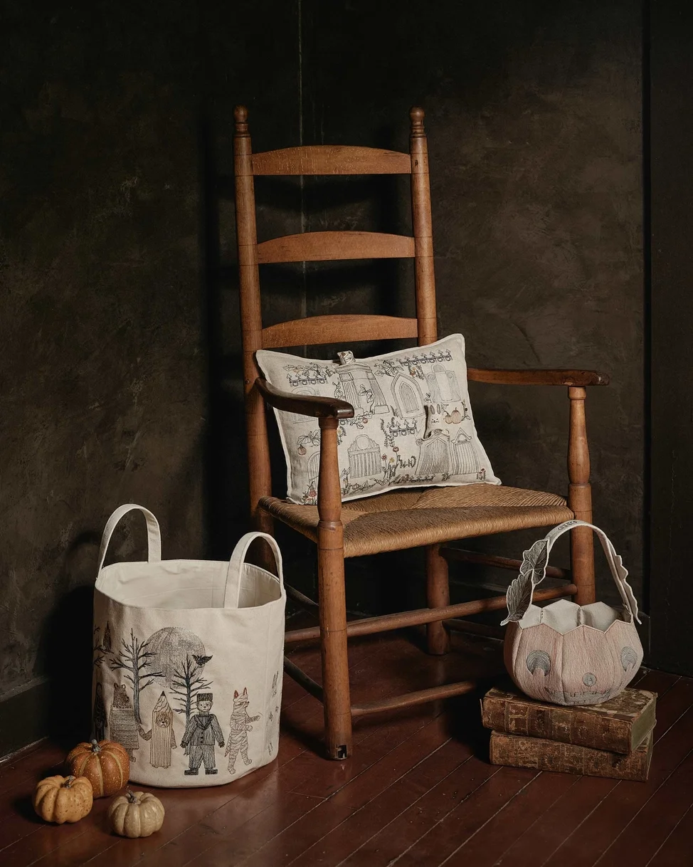 Coral & Tusk Full Moon Masquerade Bucket 04.webp