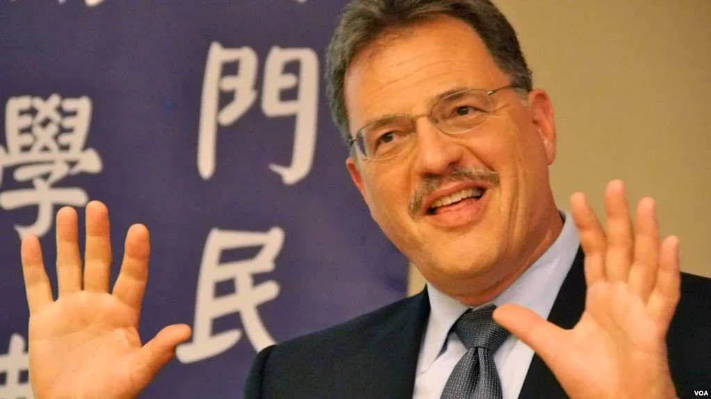 Larry_Diamond_at_Tiananmen_University_of_Democracy_20140601.jpg